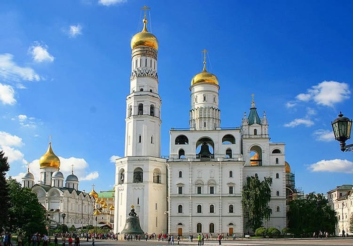 Chiêm ngưỡng ngọn tháp chuông Ivan Đại Đế với độ cao 81m tại điện Kremlin. Nguồn: luxurytravelblog.silverlining