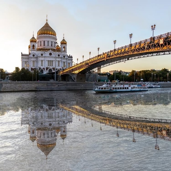 Chiêm ngưỡng vẻ đẹp vĩ đại nhà thờ từ cầu Thống nhất. Nguồn: gr0zzar