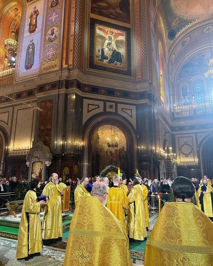Tham dự lễ cầu nguyện trang nghiêm bên trong nhà thờ Chúa Cứu Thế Moscow. Nguồn: hoffclub