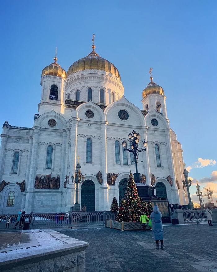 Lựa chọn trang phục kín đáo khi tham quan nhà thờ Chúa Cứu Thế ở Moscow. Nguồn: aleksasha_miller96