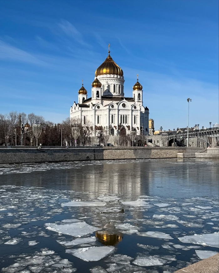 Tuân thủ quy định chụp ảnh bên trong nhà thờ Chúa Cứu thế tại Moscow. Nguồn: iri_na_v