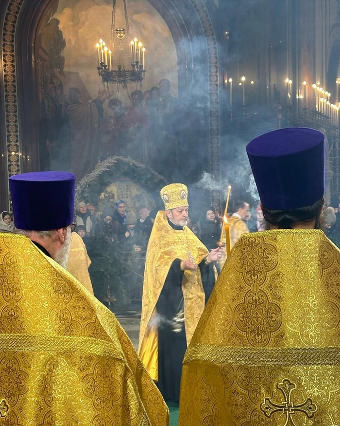 Du khách cần giữ sự thinh lặng và di chuyển nhẹ nhàng khi vào khu vực hành lễ. Nguồn: hoffclub