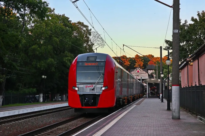 Tàu điện Lastochka - lựa chọn lí tưởng để di chuyển trong thành phố Sochi. Nguồn: mihan765