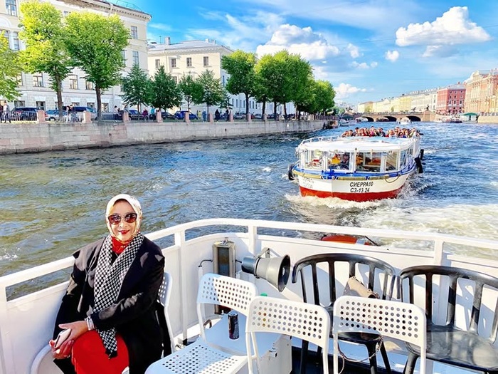 Mùa hè là thời điểm vàng để trải nghiệm du thuyền sông Neva. Nguồn: izuzina