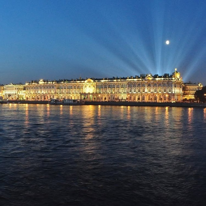 Ngắm nhìn kiến trúc cổ kính bên bờ sông Neva, Saint Petersburg. Nguồn: yuri.kli