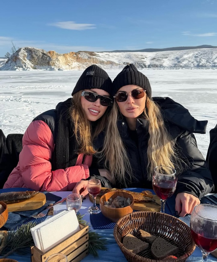 Thưởng thức ẩm thực đặc trưng của Siberia giữa hồ băng hùng vĩ . Nguồn: romanovskaya_yuliyaaaa
