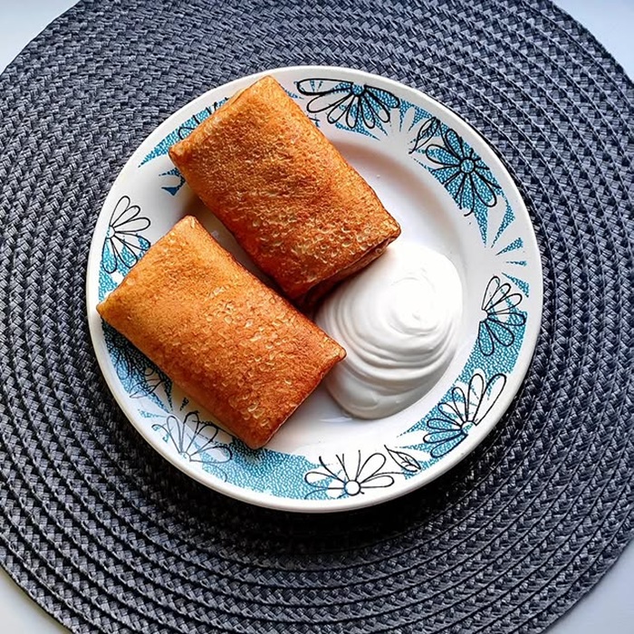 Đĩa bánh Bliny So Smetanoy béo ngậy trong bữa cơm gia đình Nga. Nguồn: mimi.yammy