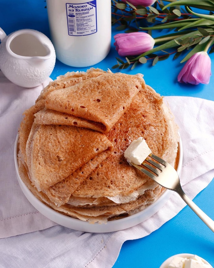 Màu nâu nhạt đặc trưng của món Blini Grechnevye truyền thống nước Nga. Nguồn: talmoloko
