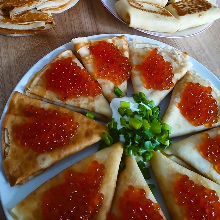Blini S Ikroi sang trọng khi ăn kèm với trứng cá muối. Nguồn: alinaveshkina