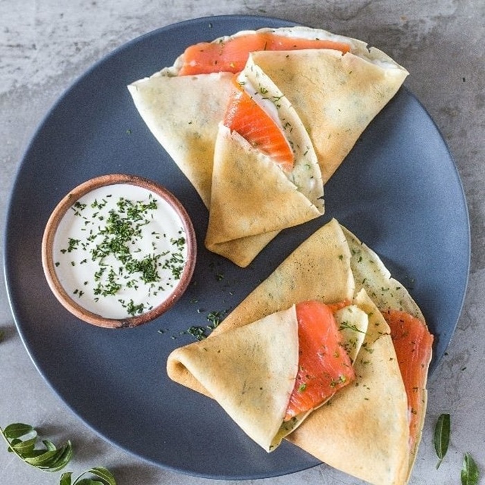 Blini S Lososem ăn kèm cá hồi xông khói chuẩn vị châu Âu. Nguồn: recipes.gracias