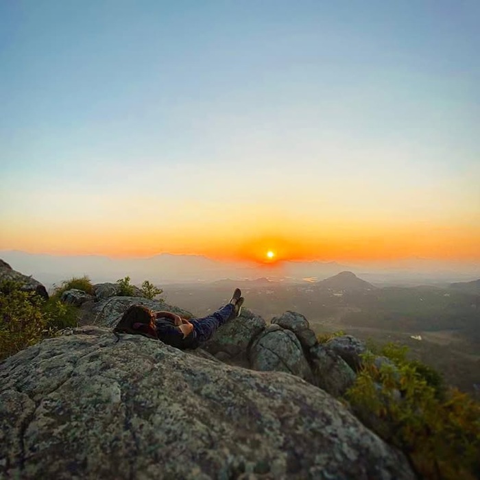 Ngắm nhìn hoàng hôn khi du lịch Vladivostok từ đồi Eagle's Nest. Nguồn: bazil__noia