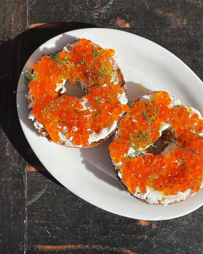 Trứng cá hồi ăn kèm bánh mì là món ăn được nhiều du khách yêu thích tại Vladivostok. Nguồn: misteryeoeats