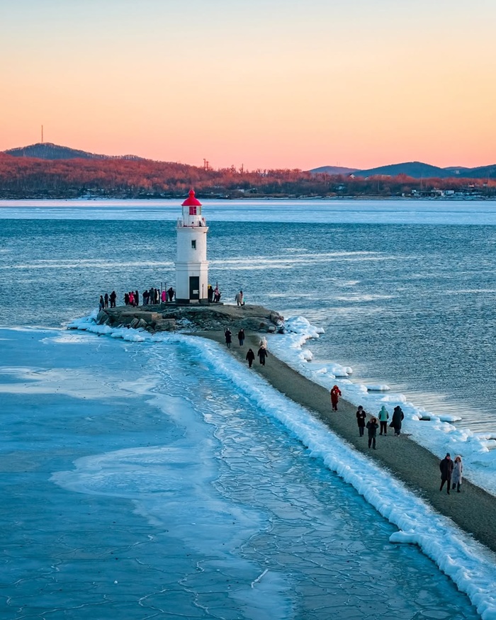 Hải đăng Tokarevsky là tọa độ check-in siêu hot khi du lịch Vladivostok. Nguồn: matveyvlc