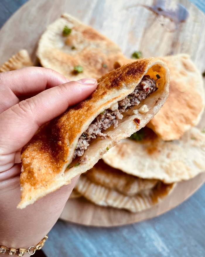 Thưởng thức bánh chiên Chebureki vỏ giòn nóng hổi vào những ngày đông lạnh. Nguồn: jana_royale_