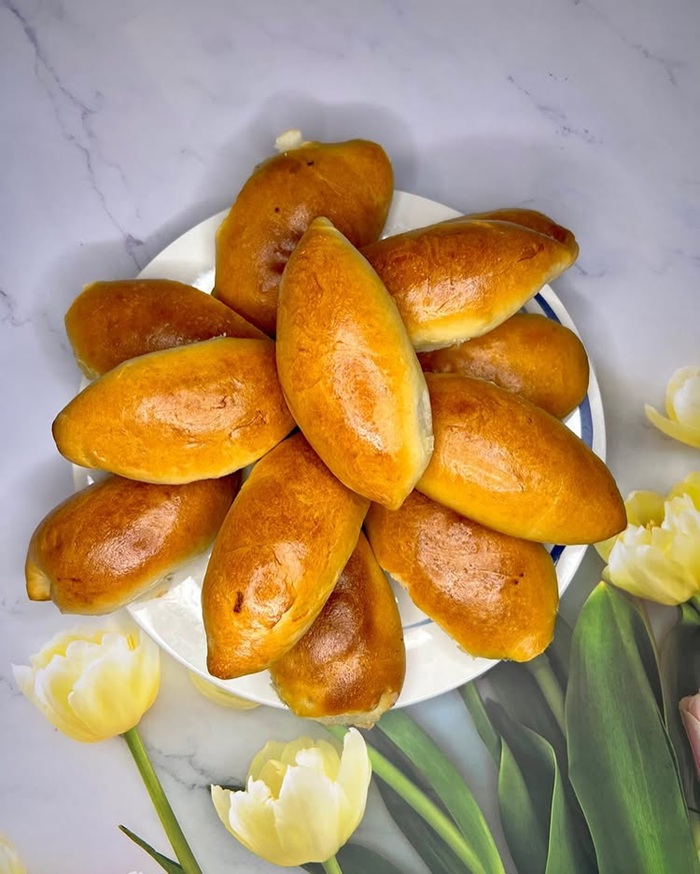 Lớp vỏ nướng vàng ruộm bắt mắt của bánh gối Pirozhki. Nguồn: cake_bake_sweets