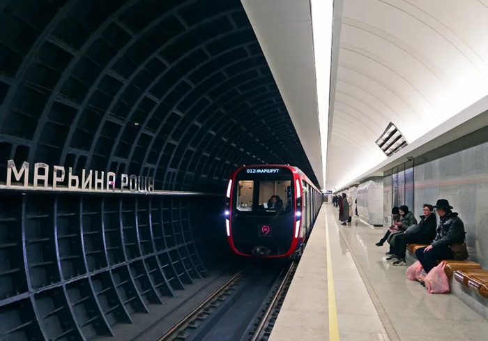 Tránh tham quan tàu điện ngầm Moscow vào khung giờ cao điểm giúp du khách dễ dàng lưu lại ảnh đẹp. Nguồn: mihan765