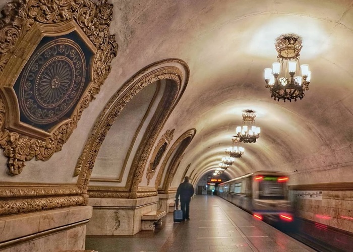 Tàu điện ngầm Moscow – Khám phá cung điện dưới lòng đất Nga