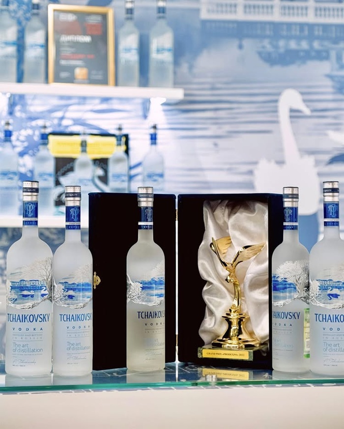 Tìm hiểu kĩ về nguồn gốc và chọn địa điểm mua rượu Vodka chính hãng. Nguồn: tchaikovsky.spirits