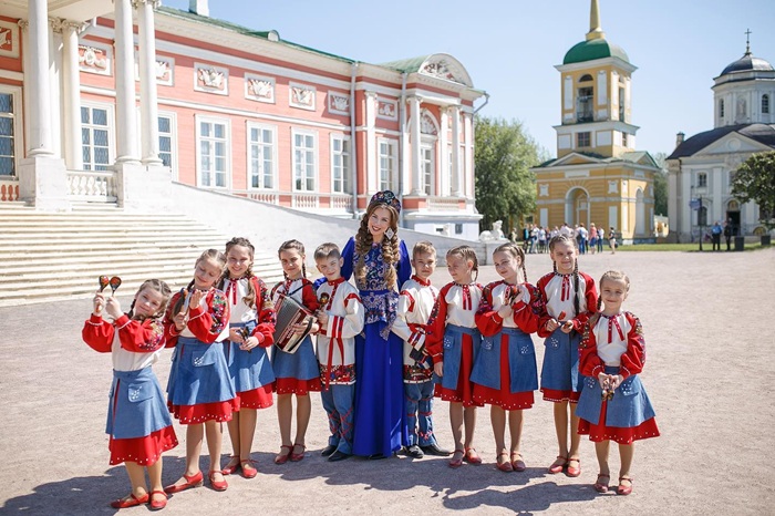 Thời gian diễn ra lễ hội Red Hill rơi vào khoảng tháng tư. Nguồn: ansambl_slavyanochka