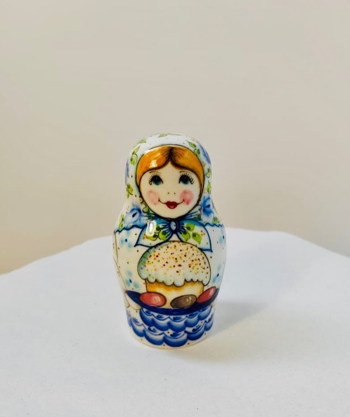 Chiêm ngưỡng họa tiết hoa lá xanh lam độc đáo trên búp bê Gzhel. Nguồn: gzhel_farfor