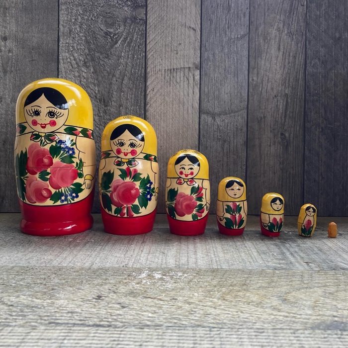 Hướng dẫn kiểm tra chất liệu gỗ búp bê Nga chuẩn nhất. Nguồn: cherry_tree_vintage
