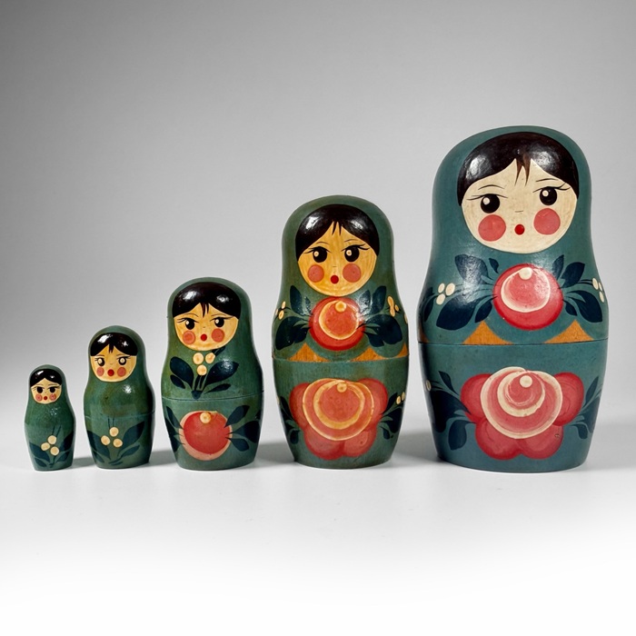 Các đặc điểm giúp bạn nhận biết búp bê truyền thống Matryoshka. Nguồn: redgiantvintage