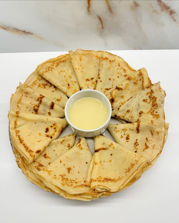 Thưởng thức bánh kếp Blini truyền thống lừng danh của nước Nga. Nguồn: _karina_milova