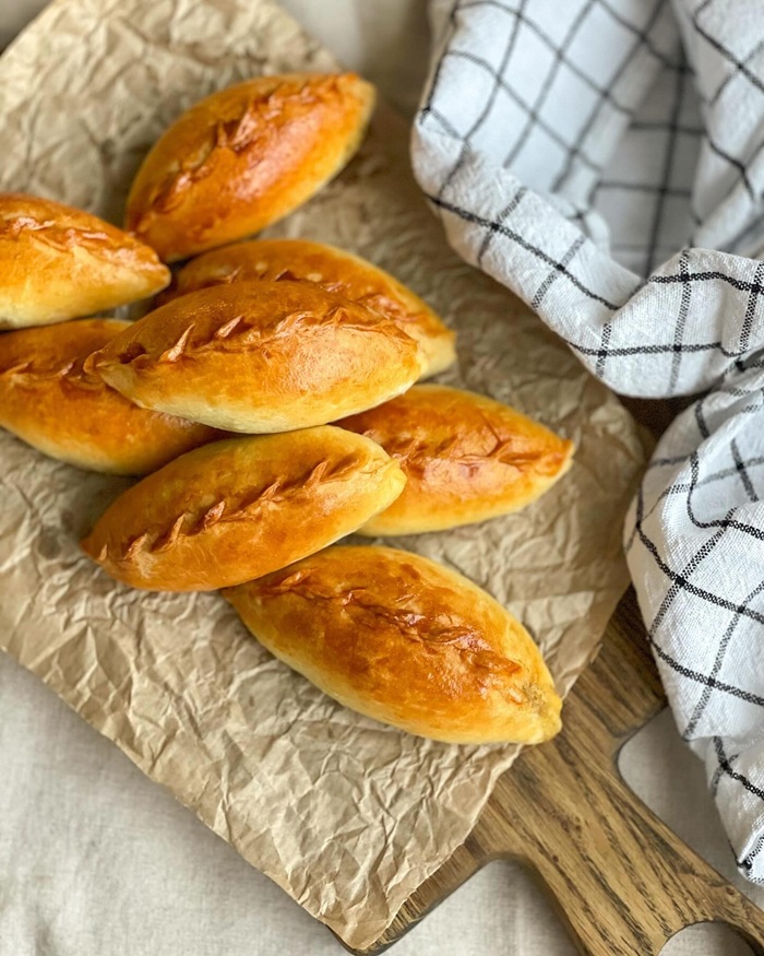 Thưởng thức bánh Pirozhki nhân thịt nóng hổi khi dạo phố cổ. Nguồn: kolomoka