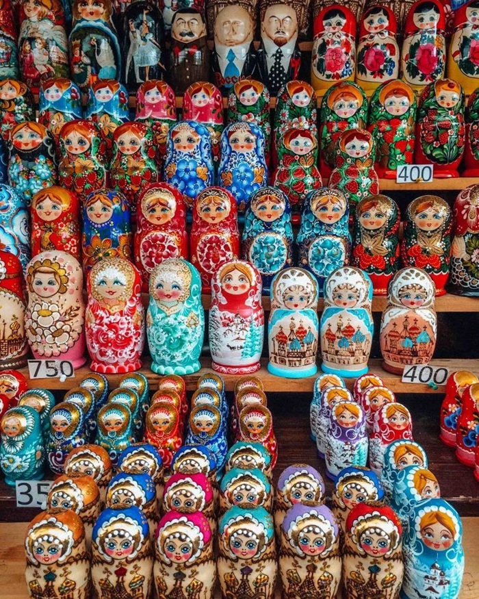 Chọn mua búp bê Matryoshka tinh xảo làm quà tặng ý nghĩa. Nguồn: sovietdays
