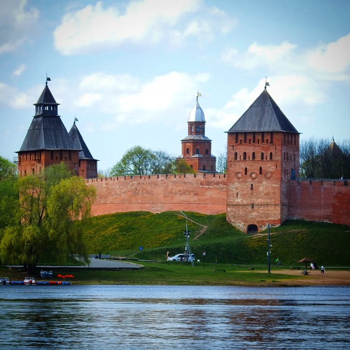 Dạo bước quanh khu pháo đài Kremlin cổ kính hàng trăm năm. Nguồn: olga_gorrr