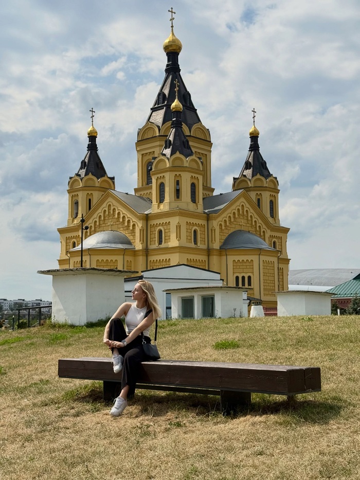 Ngắm nhìn nhà thờ Alexander Nevsky với mái vòm vàng rực rỡ. Nguồn: _anyutka.nyutka_
