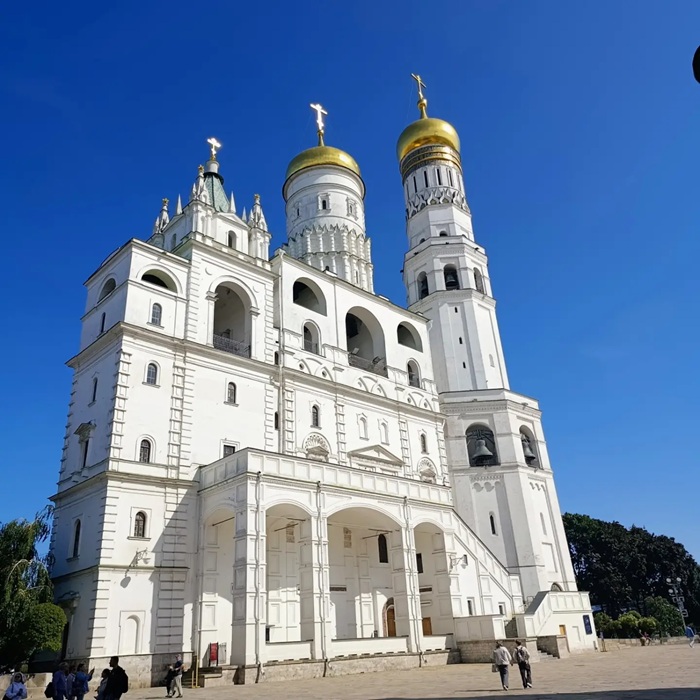 Trải nghiệm tham quan quần thể pháo đài Điện Kremlin cổ kính tráng lệ. Nguồn: donatrips