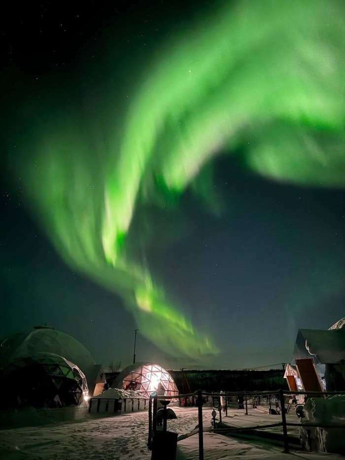 Trải nghiệm ngắm cực quang ngay tại căn lều kính hiện đại. Nguồn: auroravillage_murmansk