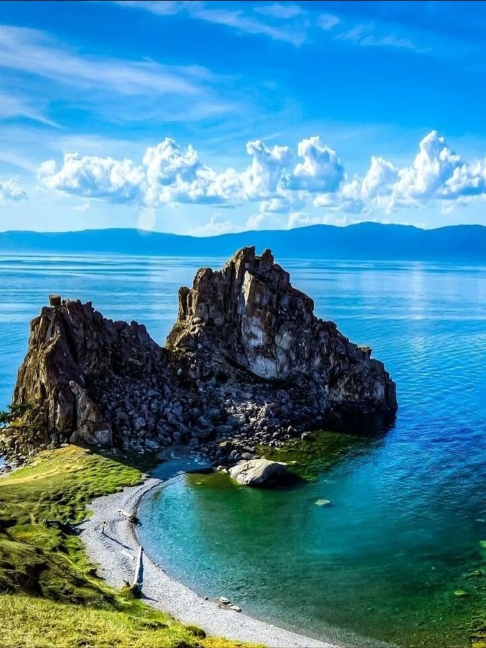 Mặt nước xanh ngọc bích tuyệt đẹp của hồ Baikal khiến du khách đắm say. Nguồn: albatraoz_ra