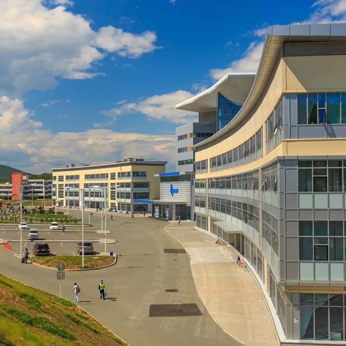 Khuôn viên trường đại học hướng ra biển tuyệt đẹp tại Vladivostok. Nguồn: pksingh_official_mbbs