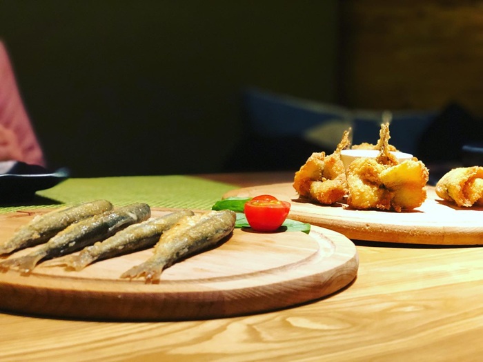 Trải nghiệm hương vị cá Koryushka tươi ngon chiên giòn rụm. Nguồn: furgal_anna