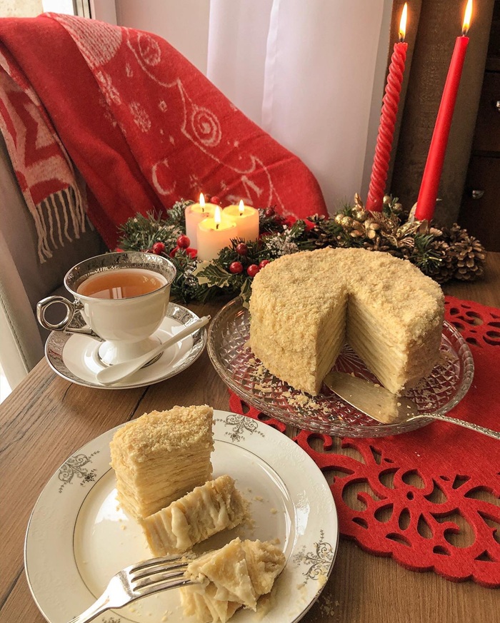 Thưởng thức bánh Napoleon cùng tách trà nóng ngày lạnh. Nguồn: lidaieda