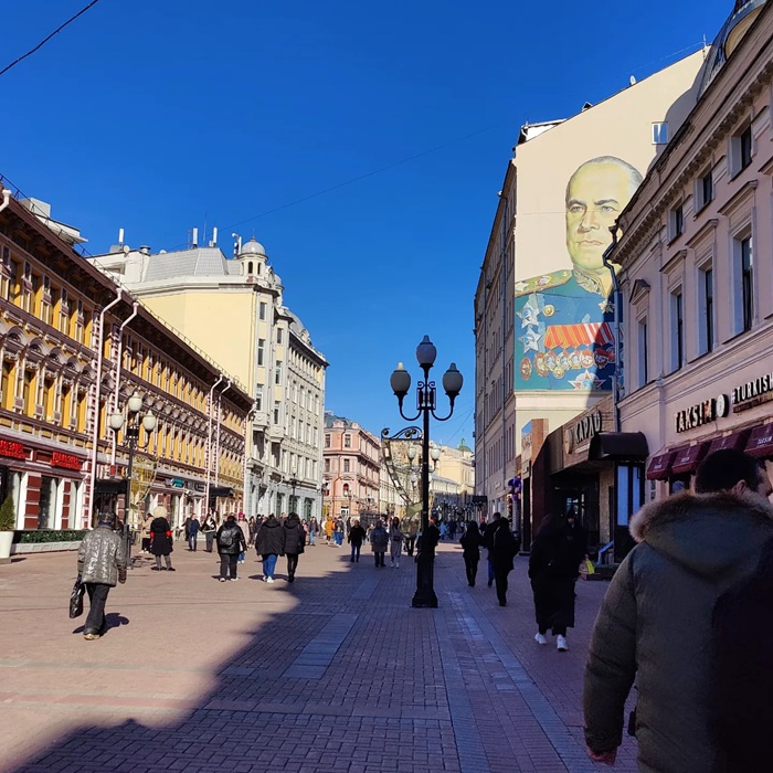 Dạo bước Phố Arbat cổ kính ngắm nhìn các cửa hàng lưu niệm. Nguồn: midnight_lady22