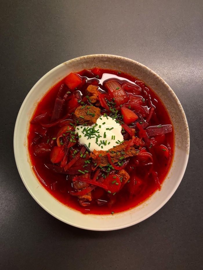Thưởng thức bát súp Borscht củ dền nóng hổi ngày lạnh. Nguồn: cozyeatsathome