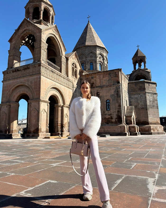Trang phục kín đáo trang nghiêm khi tham quan nhà thờ Nga. Nguồn: valeriya.val